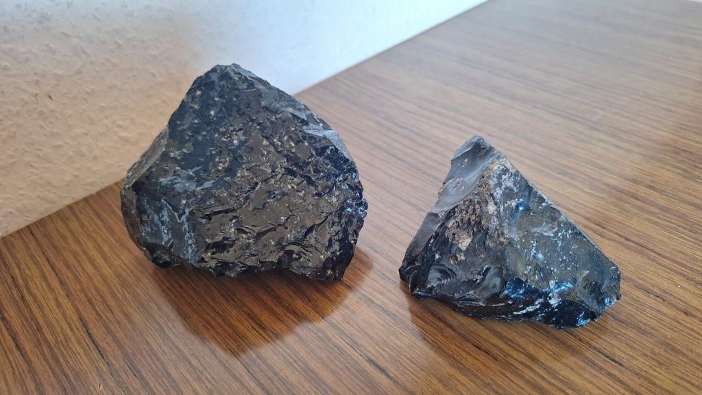 Natuursteen van ruwe zwarte obsidiaan in ruw kwarts., Ophalen of Verzenden, Mineraal