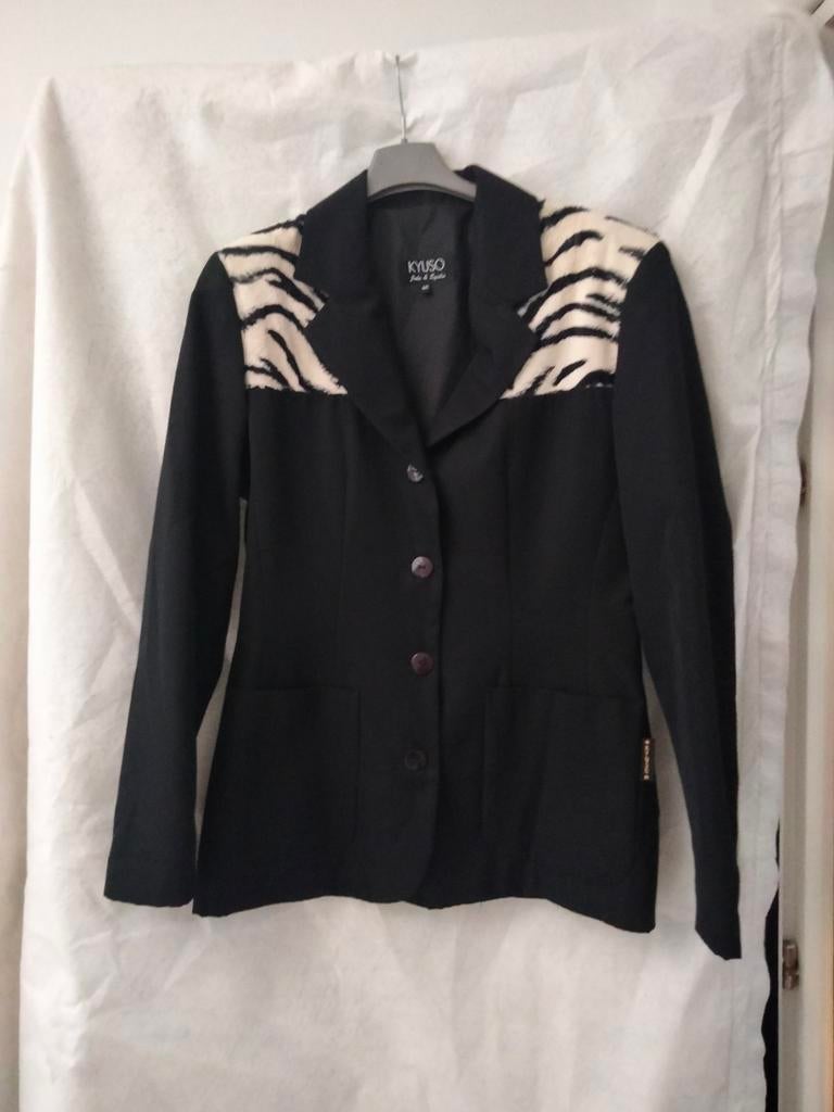 Zwarte blazer.zeer speciale afwerking.Merk Kyuso. Belgisch, Ophalen of Verzenden, Zo goed als nieuw