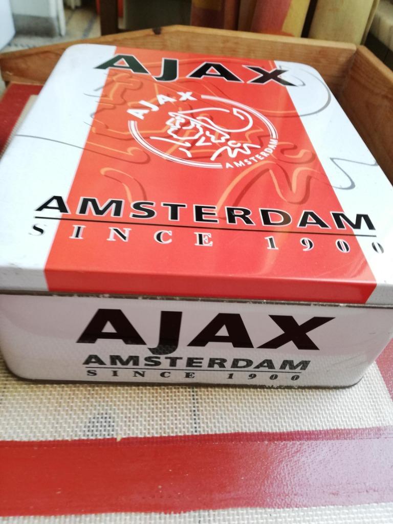 VOETBAL AJAX-DOOS L 19 cm B 24 cm H 8 cm in blik, Ophalen of Verzenden, Gebruikt, Overige typen
