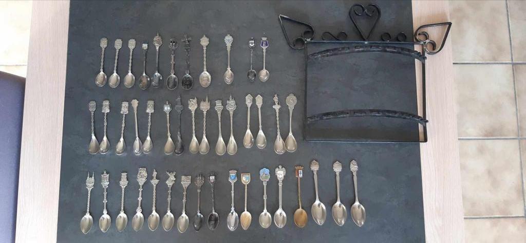 42 COLLECTER LEPELS MET HOUDER, Antiek en Kunst, Antiek | Tin, Ophalen of Verzenden