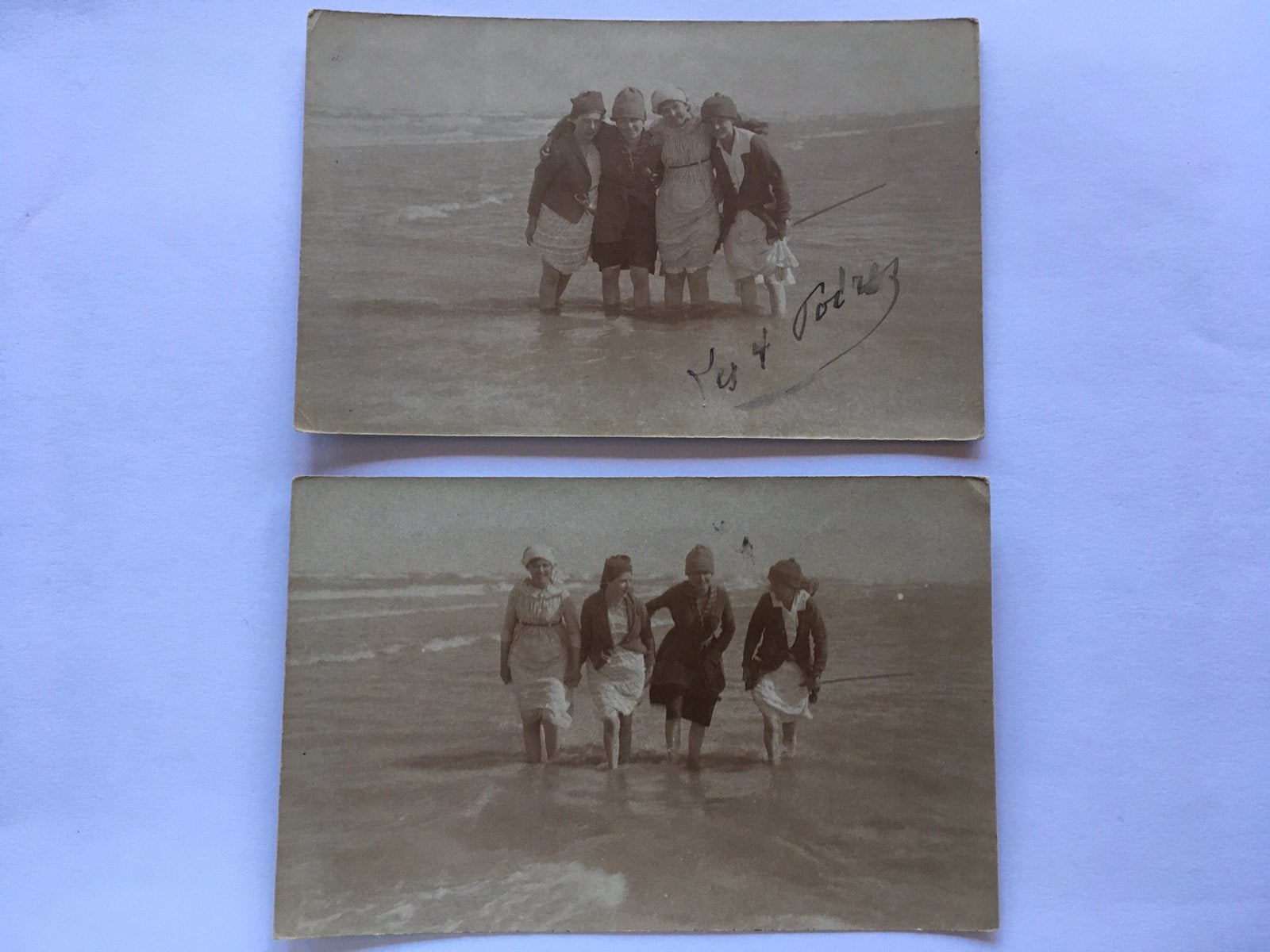 2 vieilles photos de 4 femmes en mer du Nord, Envoi, Utilisé, Photo