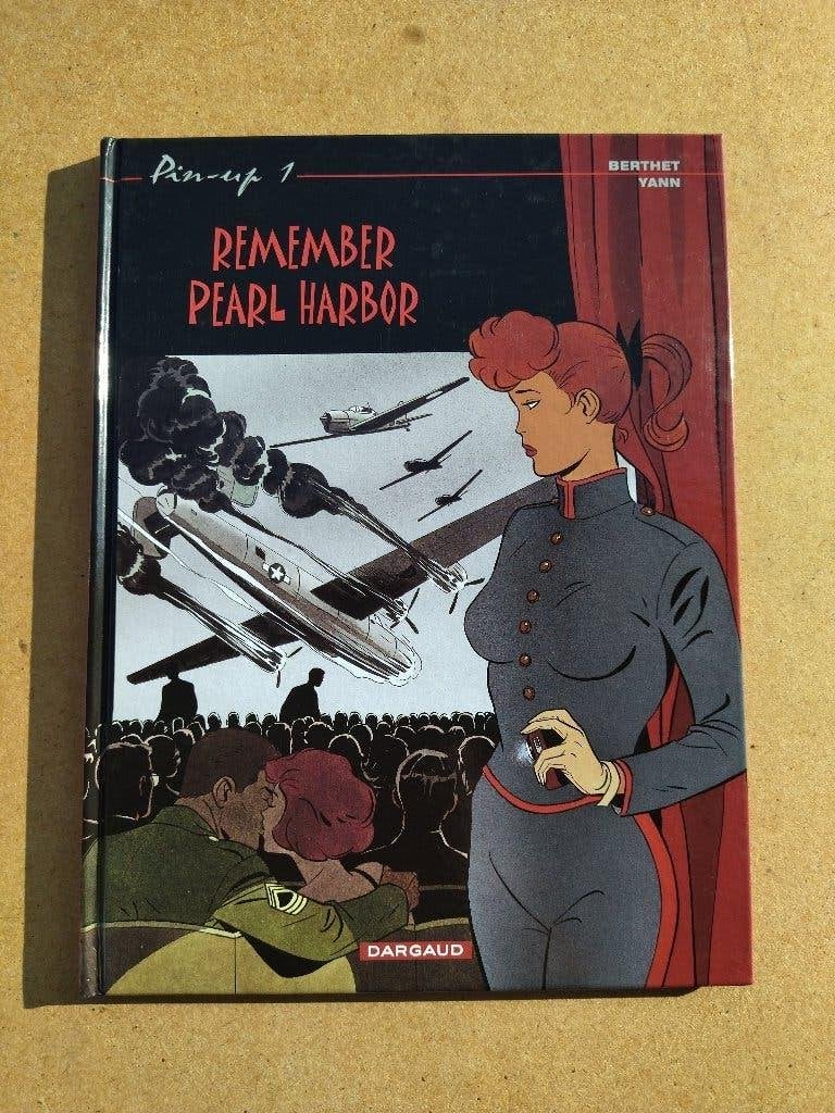 Pin-Up 1 - Remember Pearl Harbor / 2001, Boeken, Berthet Yann, Eén stripboek, Ophalen of Verzenden, Zo goed als nieuw