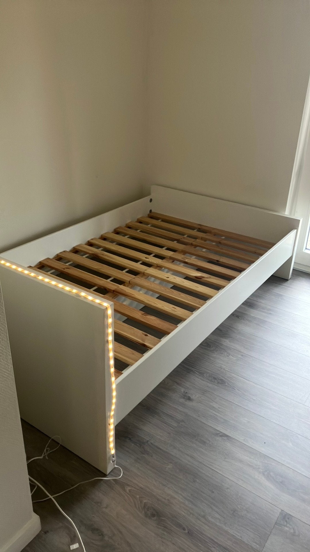 Bed, Huis en Inrichting, Slaapkamer | Bedden, Ophalen, Wit, Zo goed als nieuw, Twijfelaar