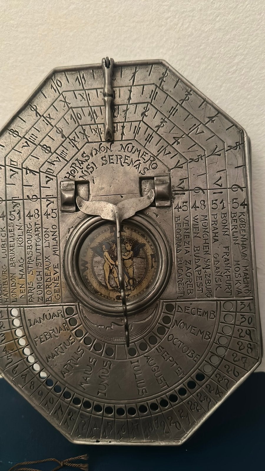 Zonnewijzer tin met kompas en kalender - Cosi Tabellini, Antiquités & Art, Enlèvement ou Envoi, Argent