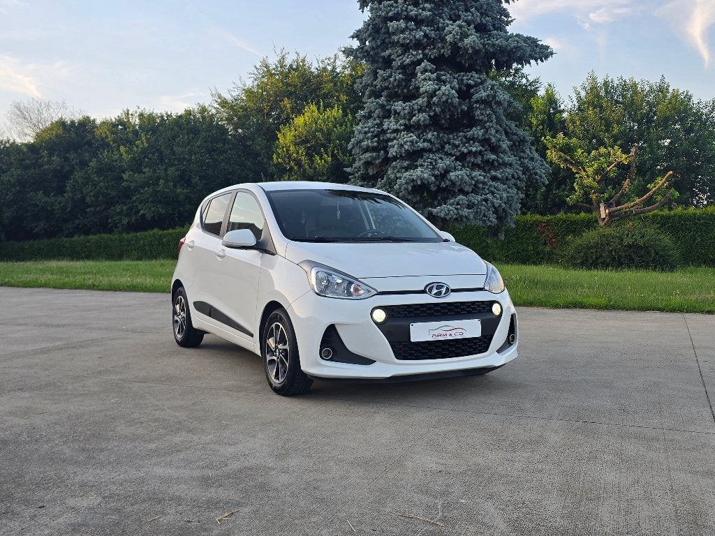 Hyundai i10 1.2i Benzine ** CarPlay - Airco ** Garantie 12M, Voorwielaandrijving, 4 cilinders, Wit, Leder