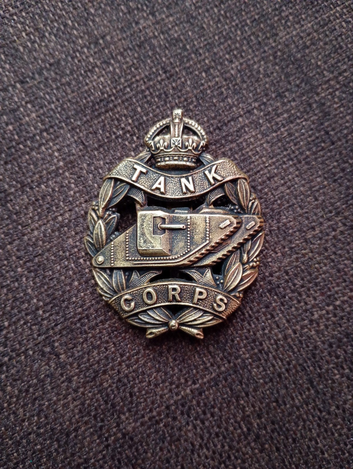 Badge met pet British Tank Corps ww1, Verzamelen, Ophalen of Verzenden