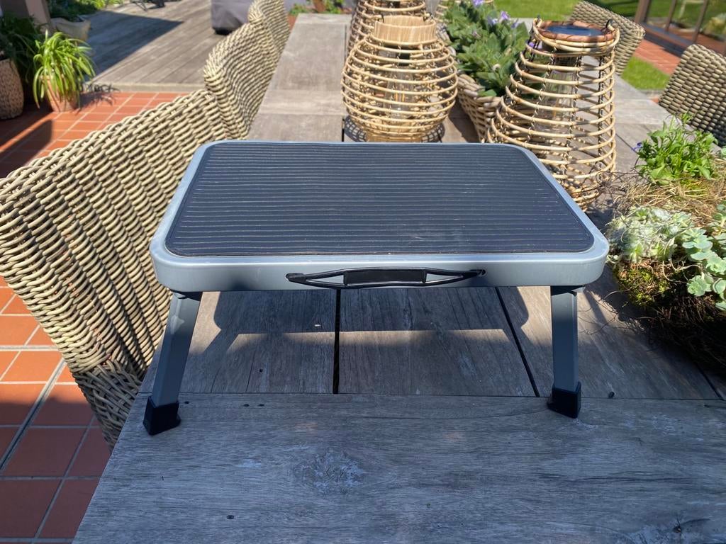 Opstapje voor caravan of van, Ophalen, Zo goed als nieuw