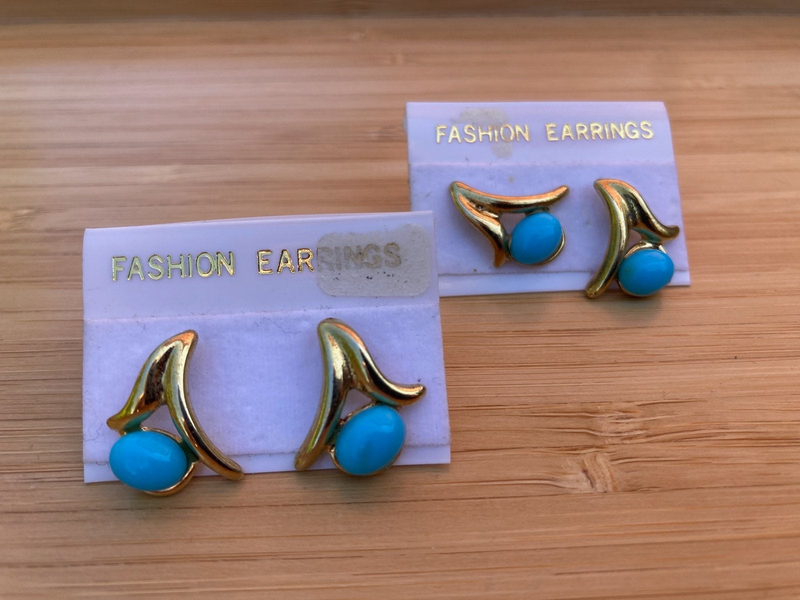 Nieuwe oorbellen goudkleurig en blauw, Bijoux, Sacs & Beauté, Boucles d'oreilles, Enlèvement ou Envoi, Neuf, Bleu, Puces ou Clous