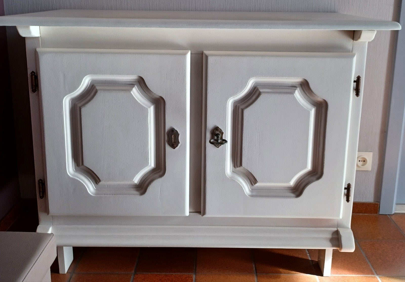 wit kastje., 25 à 50 cm, Avec porte(s), Enlèvement, Utilisé