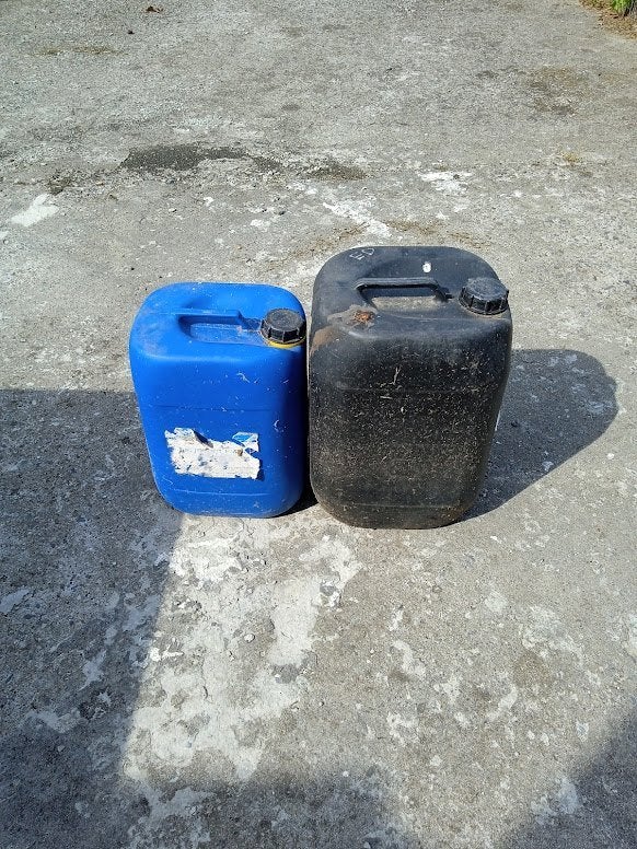 2 grands bidons/jerican d occasion 20 et 25 litres opaques, Ophalen