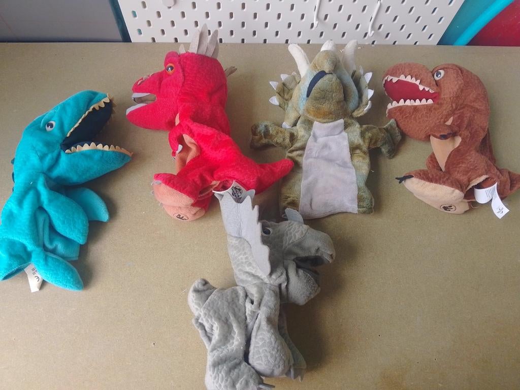 Vijf handpoppen dino's, Ophalen