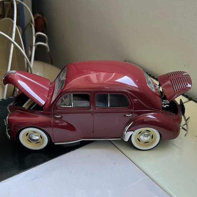 Solido Renault 4CV 1/18 bordeaux (1997) – Uitstekende staat, Ophalen, Zo goed als nieuw, Auto, Solido