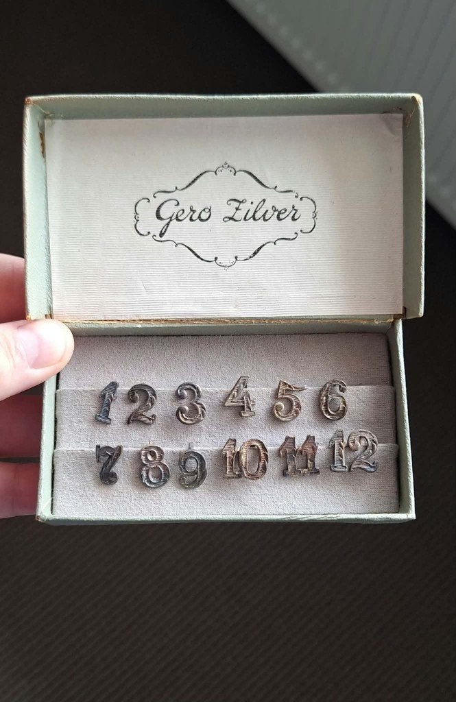 Art Deco Gero verzilverde tafelnummers in doosje (1 t/m 12)., Antiek en Kunst, Ophalen of Verzenden, Zilver