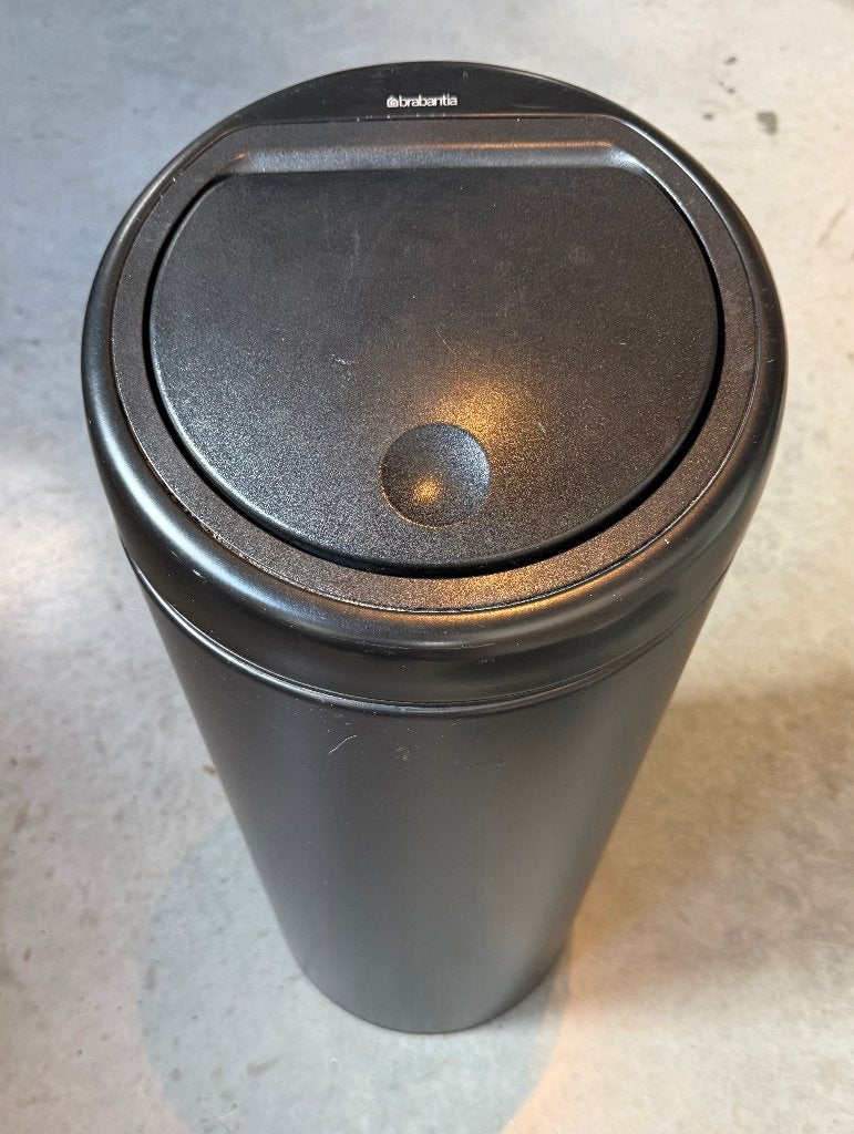 Zwarte Brabantia vuilbak, Maison & Meubles, Accessoires pour la Maison | Poubelles, Comme neuf, Métal, 50 à 75 cm, 20 à 30 litres