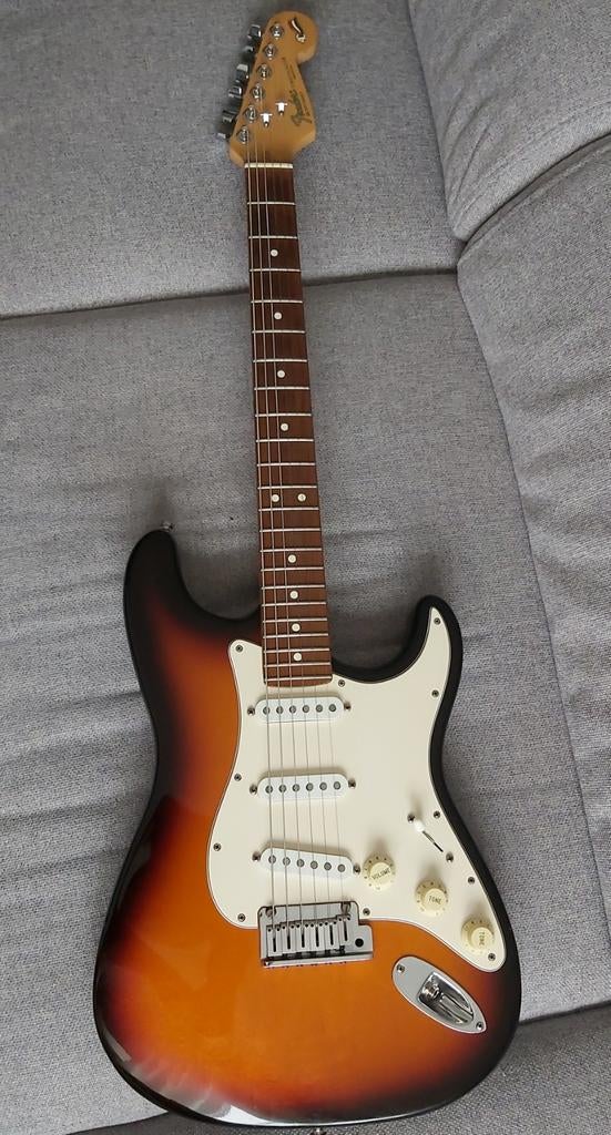 Fender Stratocaster usa 1994 40e verjaardag, Ophalen, Fender