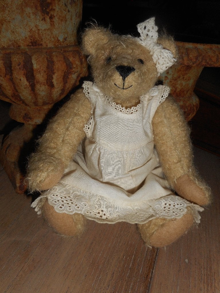 NIEUW HANDGEMAAKTE BEERTJE 19CM MET KLEEDJE AAN, Verzamelen, Beren en Cherished Teddies, Ophalen of Verzenden, Nieuw
