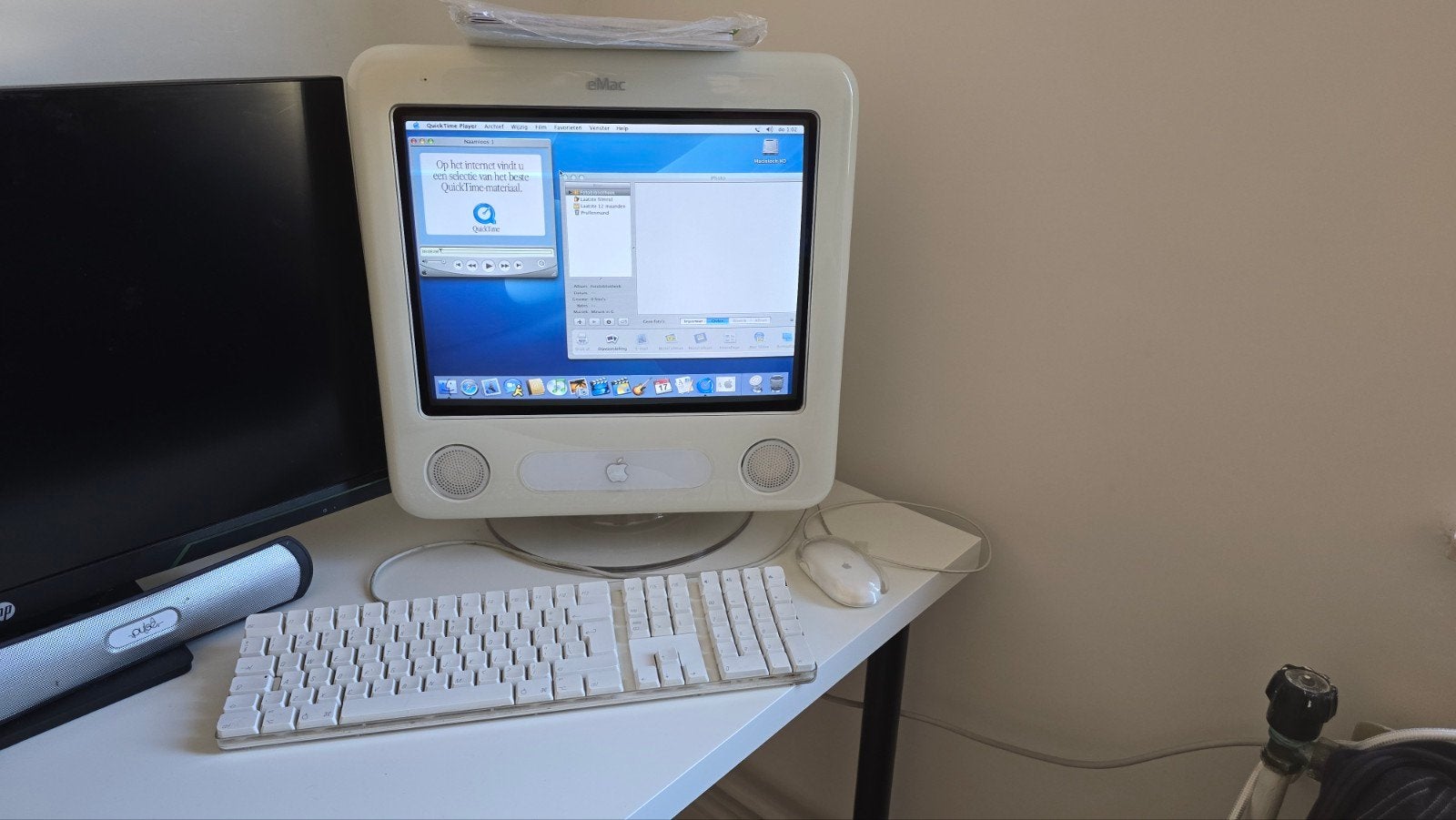 Apple Emac g4 + Tilt and Swivel stand + Magic Mouse,tb, boek, Computers en Software, Vintage Computers, Ophalen
