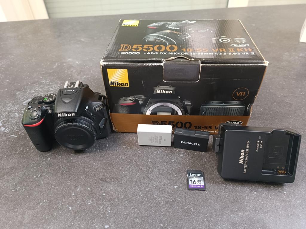 Nikon D5500 – DSLR‑body in zeer goede staat + accessoires, Audio, Tv en Foto, Fotocamera's Digitaal, Ophalen, Compact, Zo goed als nieuw