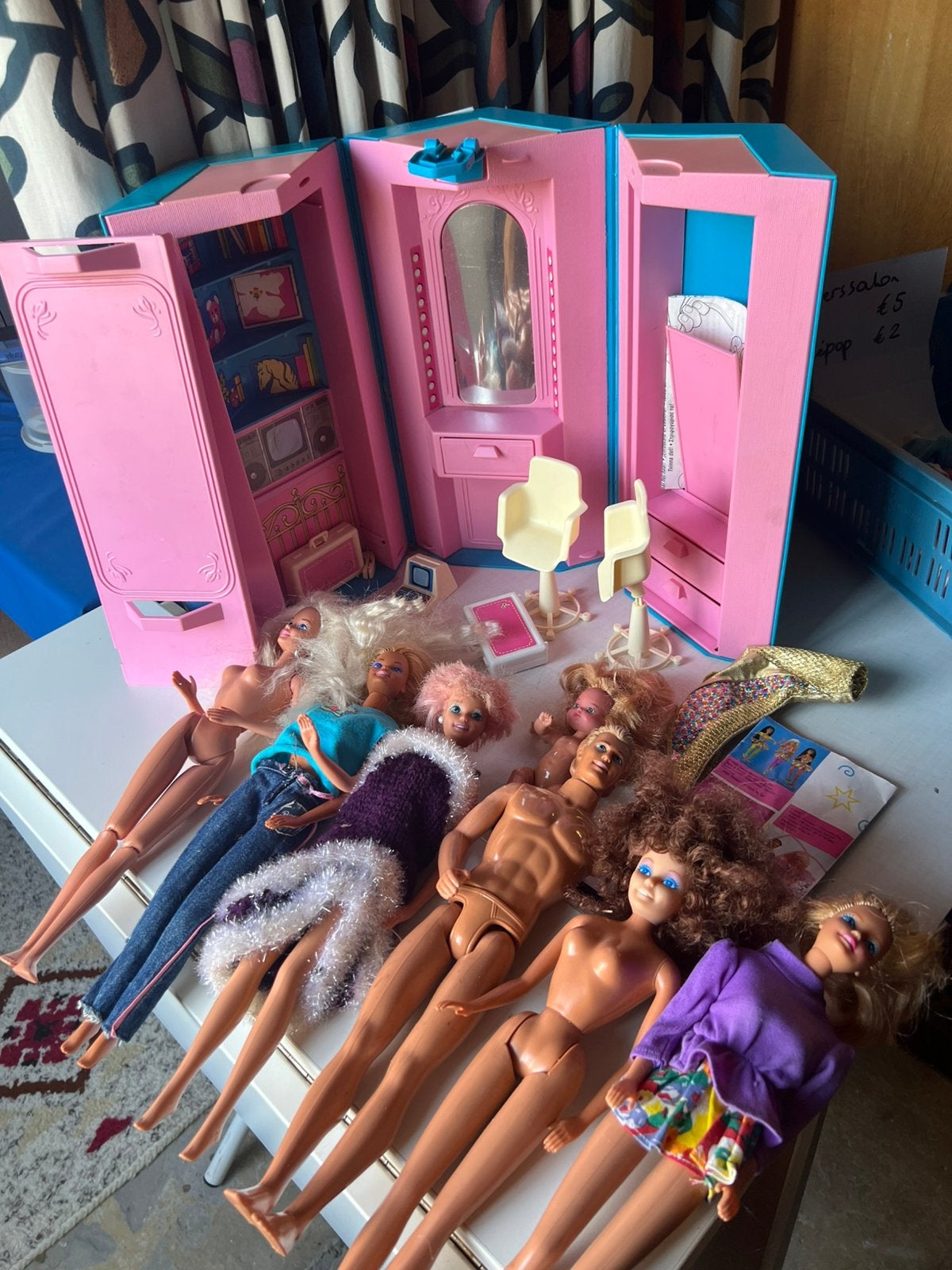 Barbiepoppen (7 st) en kapperssalon , koopje, Ophalen of Verzenden, Zo goed als nieuw