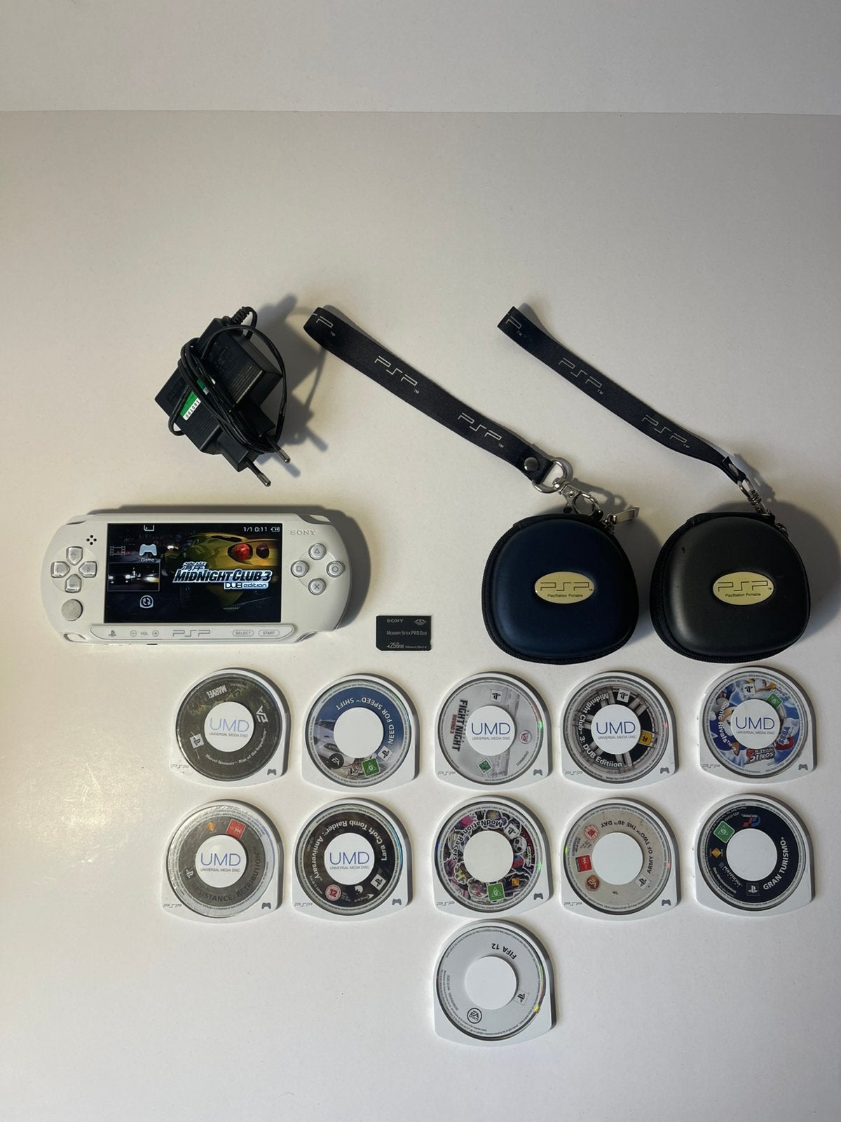 PSP Street White + 11 jeux + 2 étuis | Excellent état, Consoles de jeu & Jeux vidéo, Consoles de jeu | Sony PSP, Comme neuf, PSP