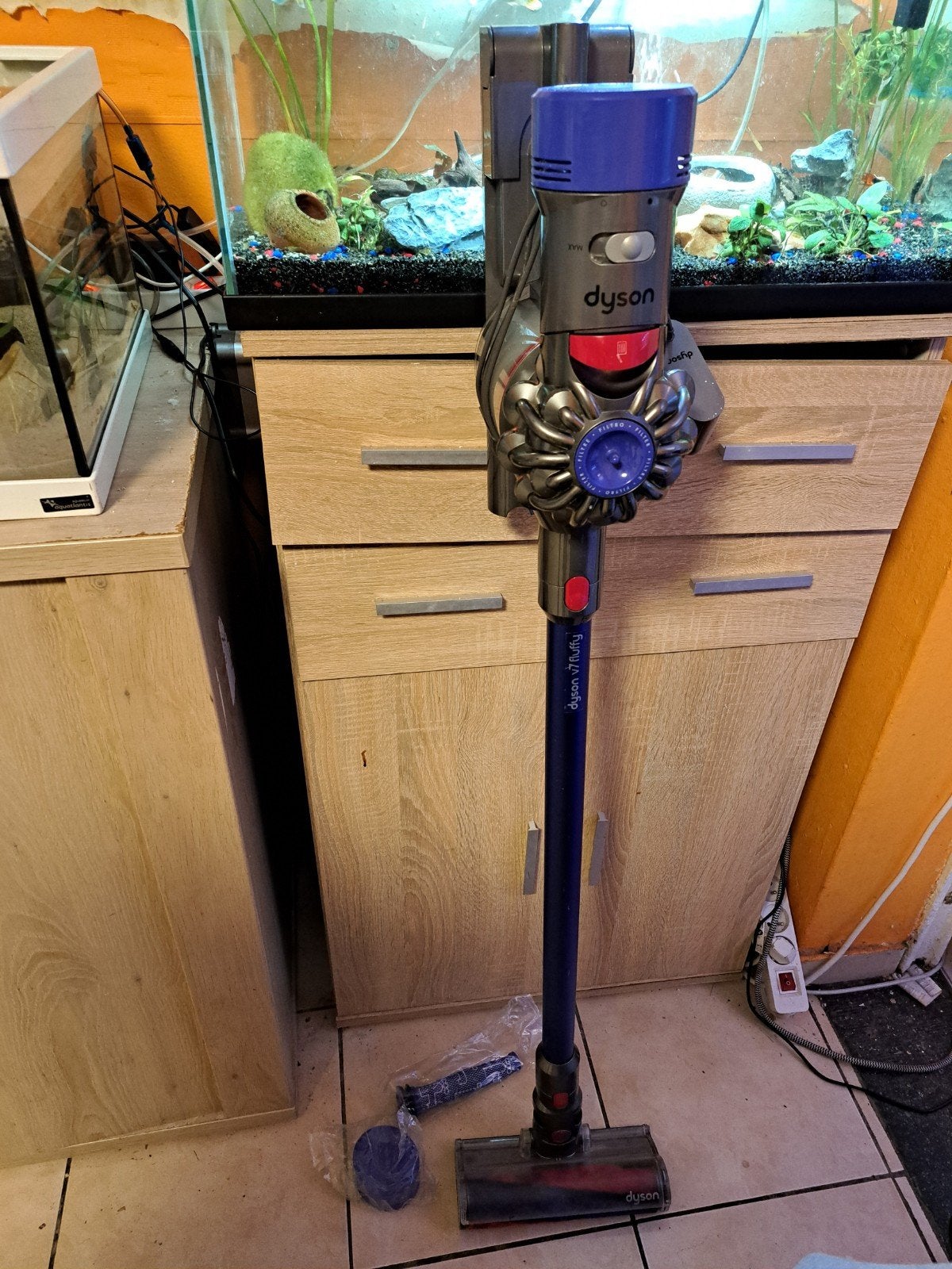 dyson v7 fluffy  avec support et ses 2 nouveaux filtre, Electroménager, Station de charge, Enlèvement ou Envoi, Réservoir, Comme neuf