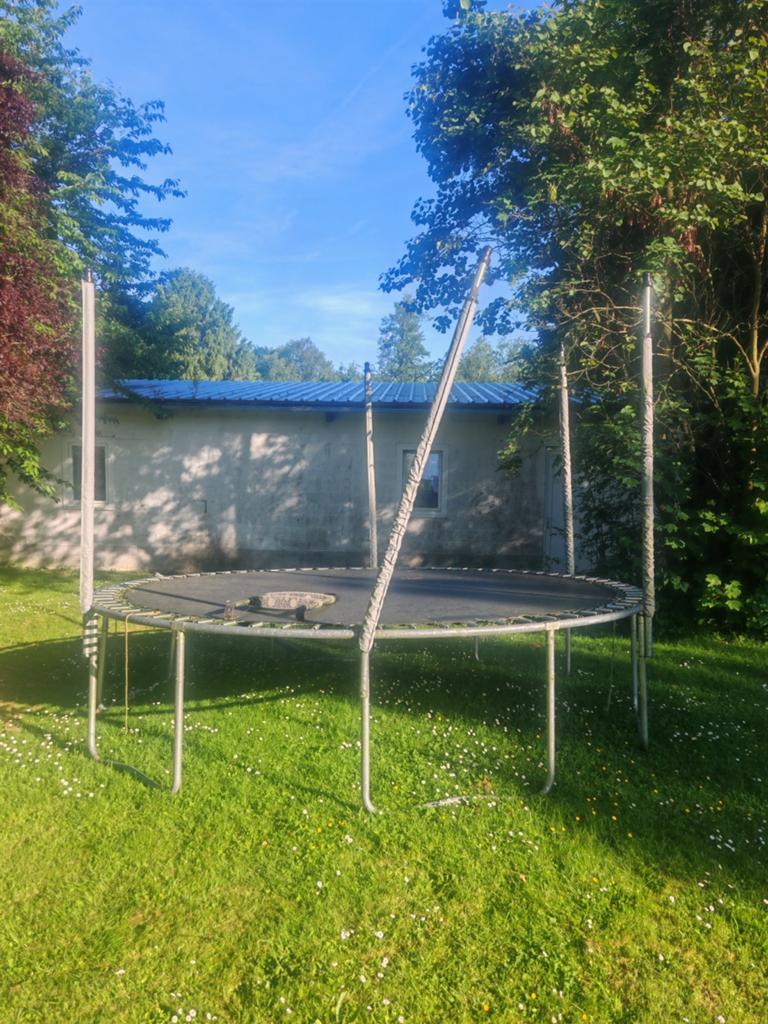 Trampoline à donner pour récupérer le métal, Ophalen