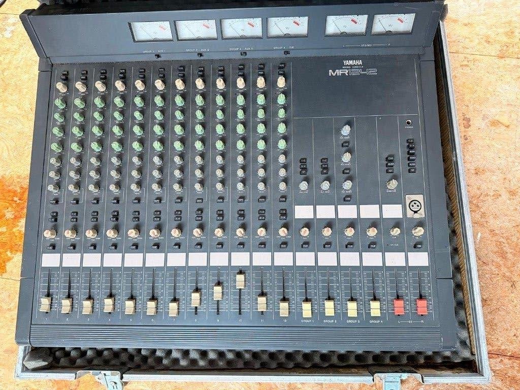 Yamaha MG124C 12 Channel Mixer 2010s - Blue, Musique & Instruments, Enlèvement, Utilisé, 10 à 20 canaux, Entrée micro