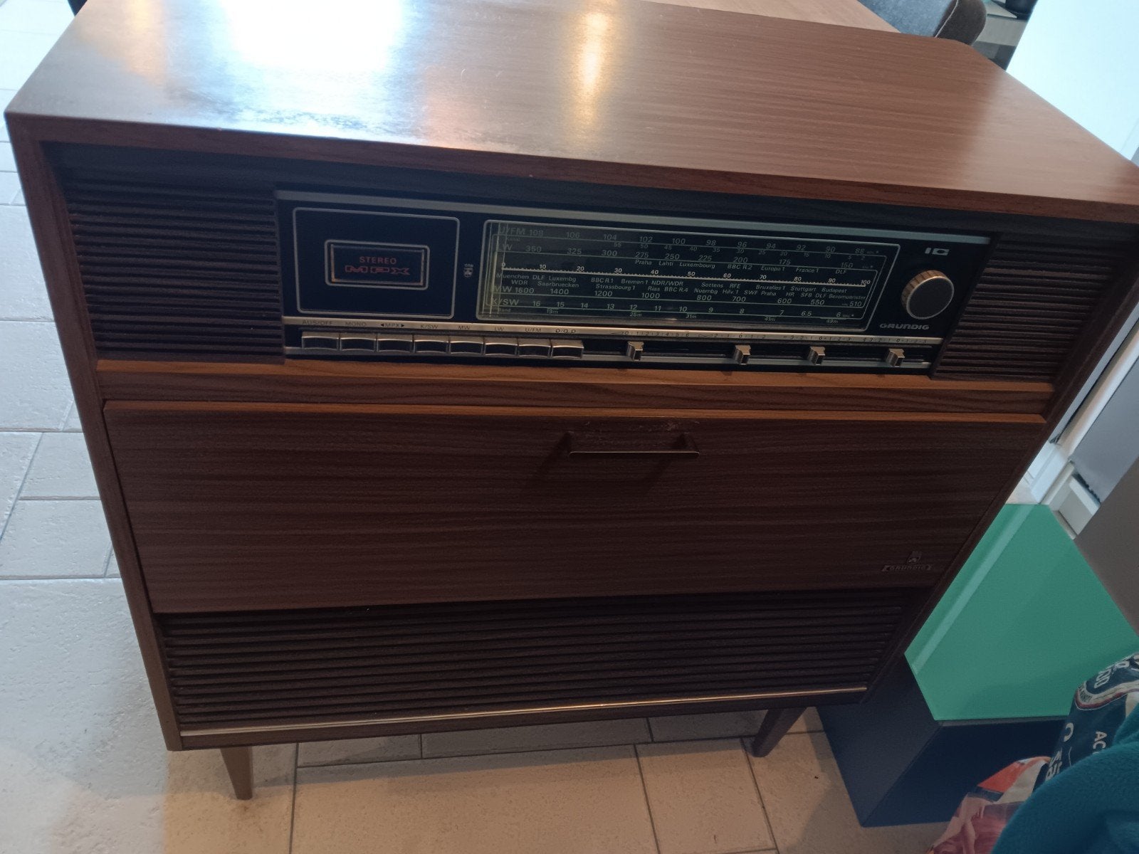 Gratis kast radio/platenspeler, Ophalen, Gebruikt