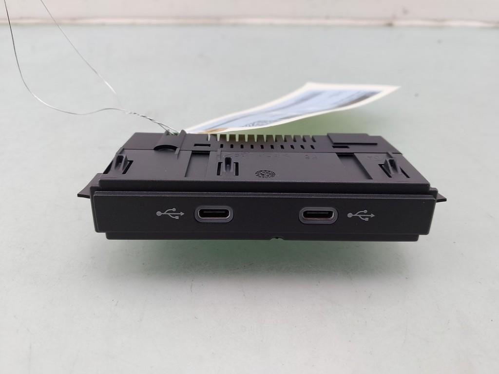 AUX/USB POORT Volkswagen Tiguan (CT1) (|5NA035700|), Auto-onderdelen, Dhr. J. Ham, Gebruikt, Volkswagen, Administratie@autoham.nl
