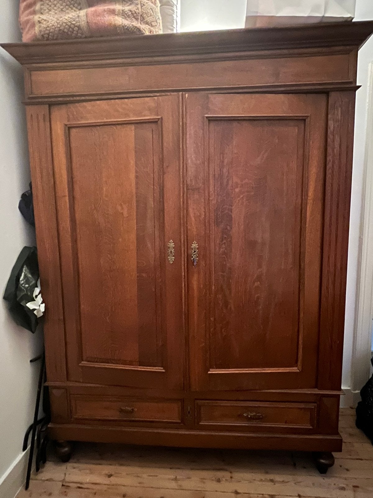 Grande commode en chêne, Enlèvement