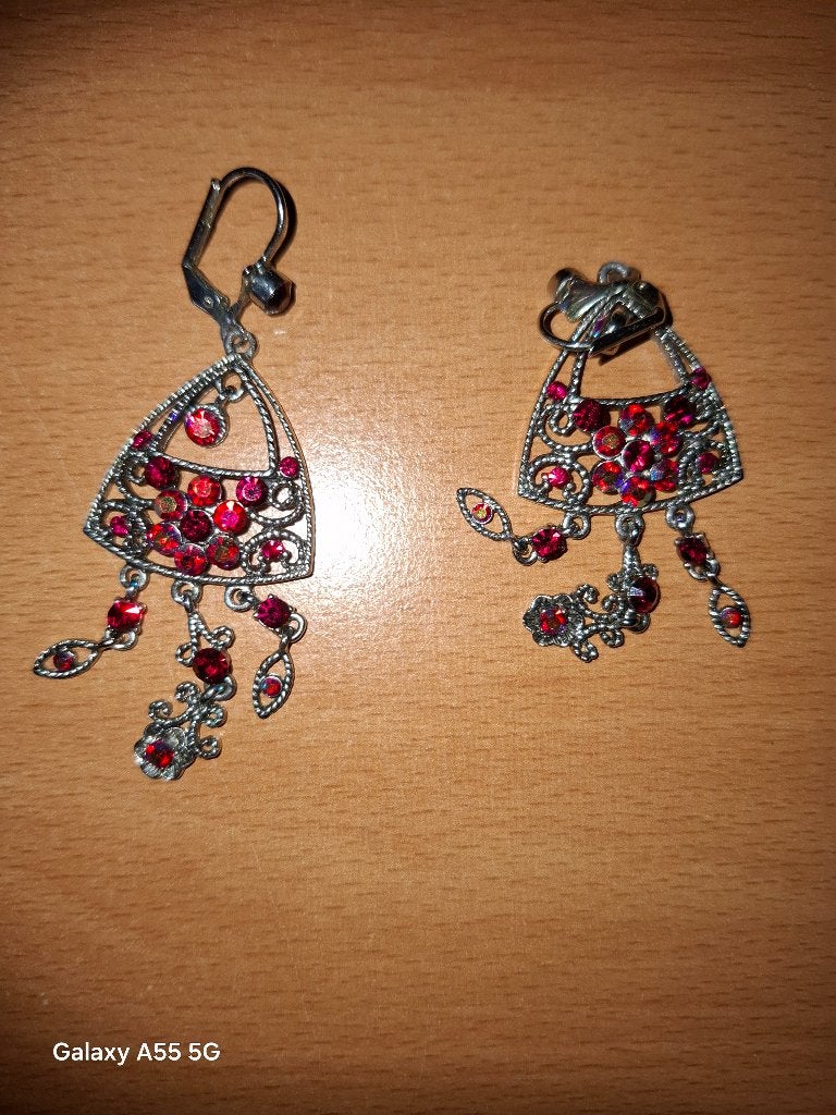 oorbellen hangertjes met steentjes 6cm, Bijoux, Sacs & Beauté, Boucles d'oreilles, Rouge, Enlèvement ou Envoi, Comme neuf, Autres matériaux
