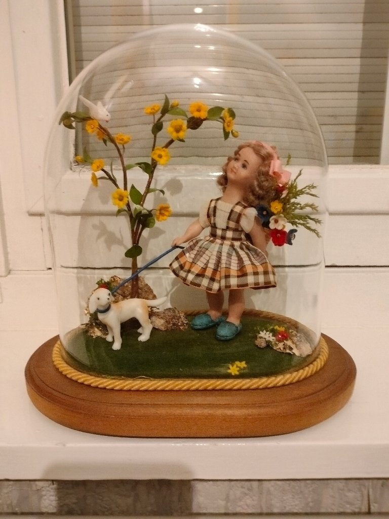 Statue en cire d'une fille avec chien, cloche en verre, Verre, Enlèvement, Comme neuf, Fait main