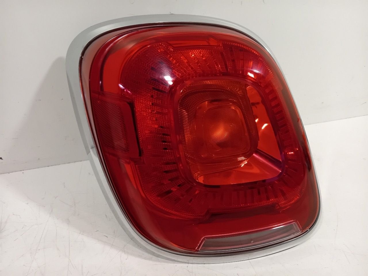 Achterlicht links buiten Fiat 500X, Autos : Pièces & Accessoires, Onderdelen@venauto.nl, Van der Ven Autorecycling B.V., Ettenseweg 76, 4706 PB Roosendaal, The Netherlands