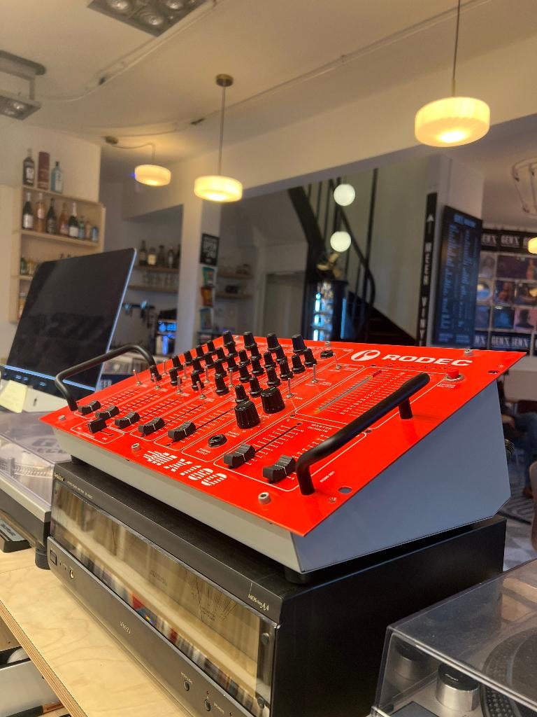 Rodec MX180 Limited Edition (Red), Ophalen, Zo goed als nieuw, Minder dan 5 kanalen, Microfooningang