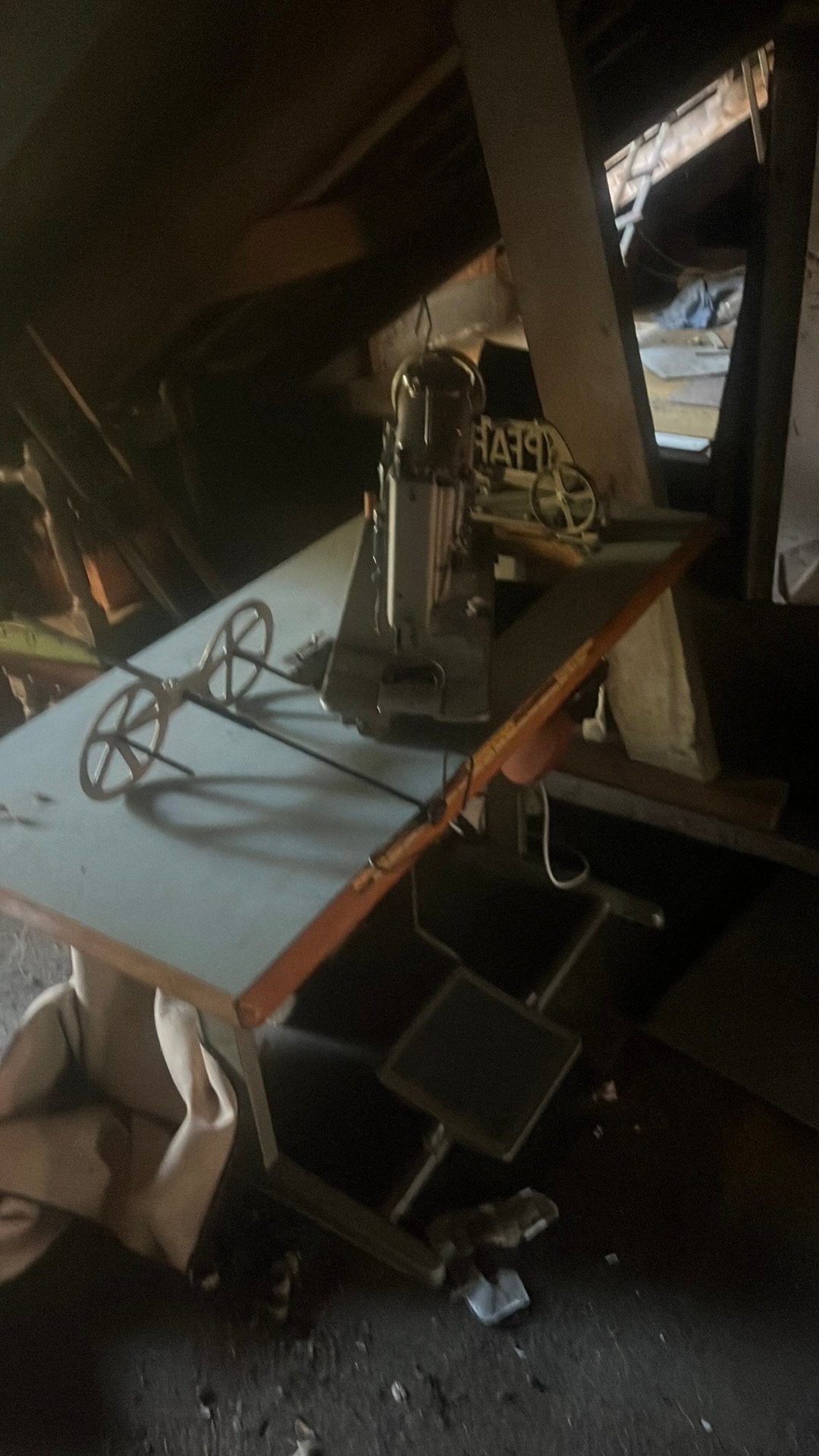 Naaimachine Pfaff met tafel, Hobby en Vrije tijd, Ophalen, Naaimachine, Industrieel, Gebruikt