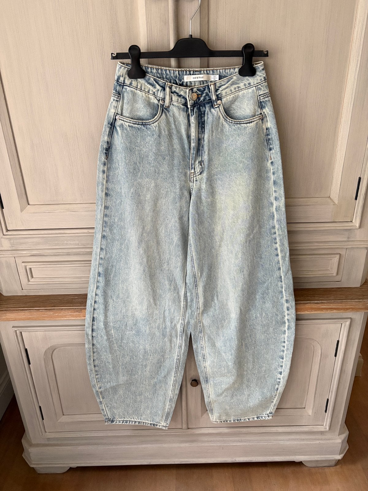 Barrel jeans Gestuz maat 27 xs/s, Ophalen of Verzenden, Nieuw, Blauw, W27 (confectie 34) of kleiner