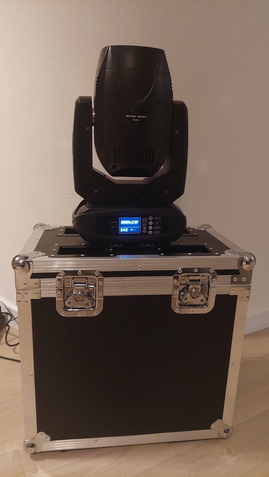 8 movingheads.  200w led, Enlèvement