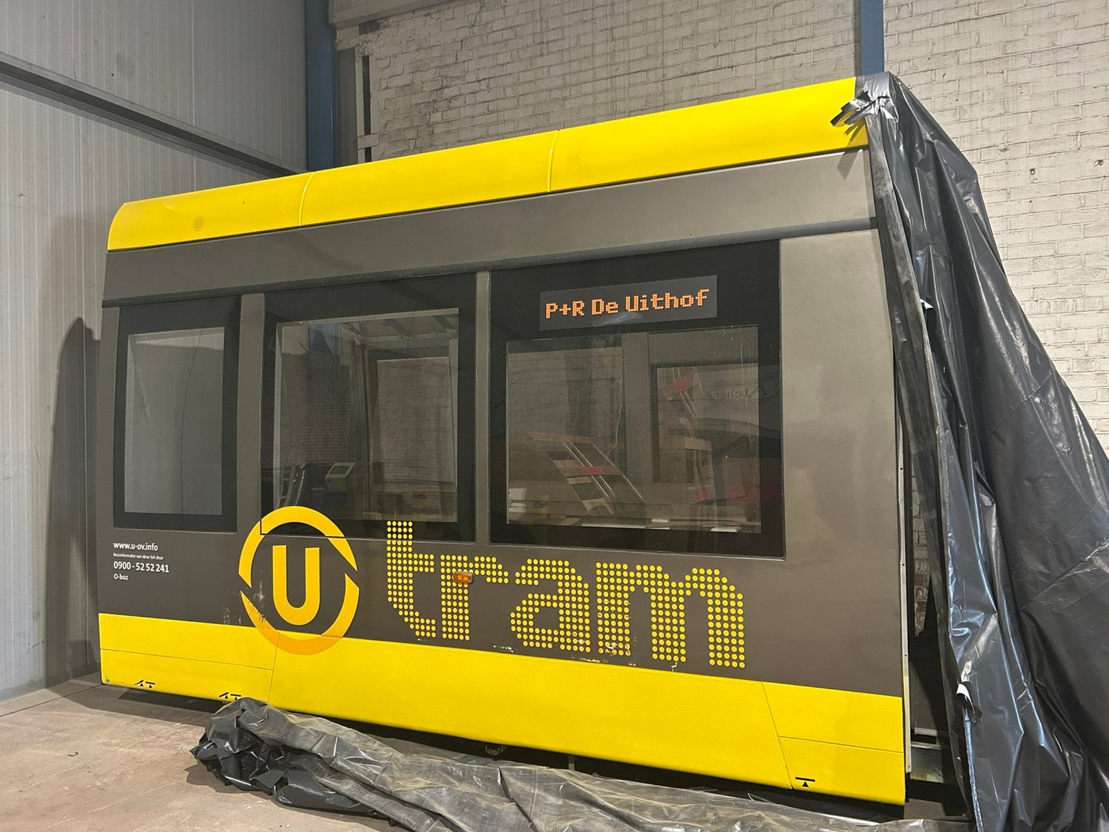 Mockup van een tram, Ophalen