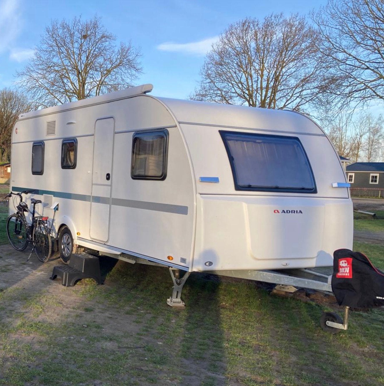 Adria caravan met 7 slaapplaatsen, Rondzit, Vast bed, Luifel, Particulier
