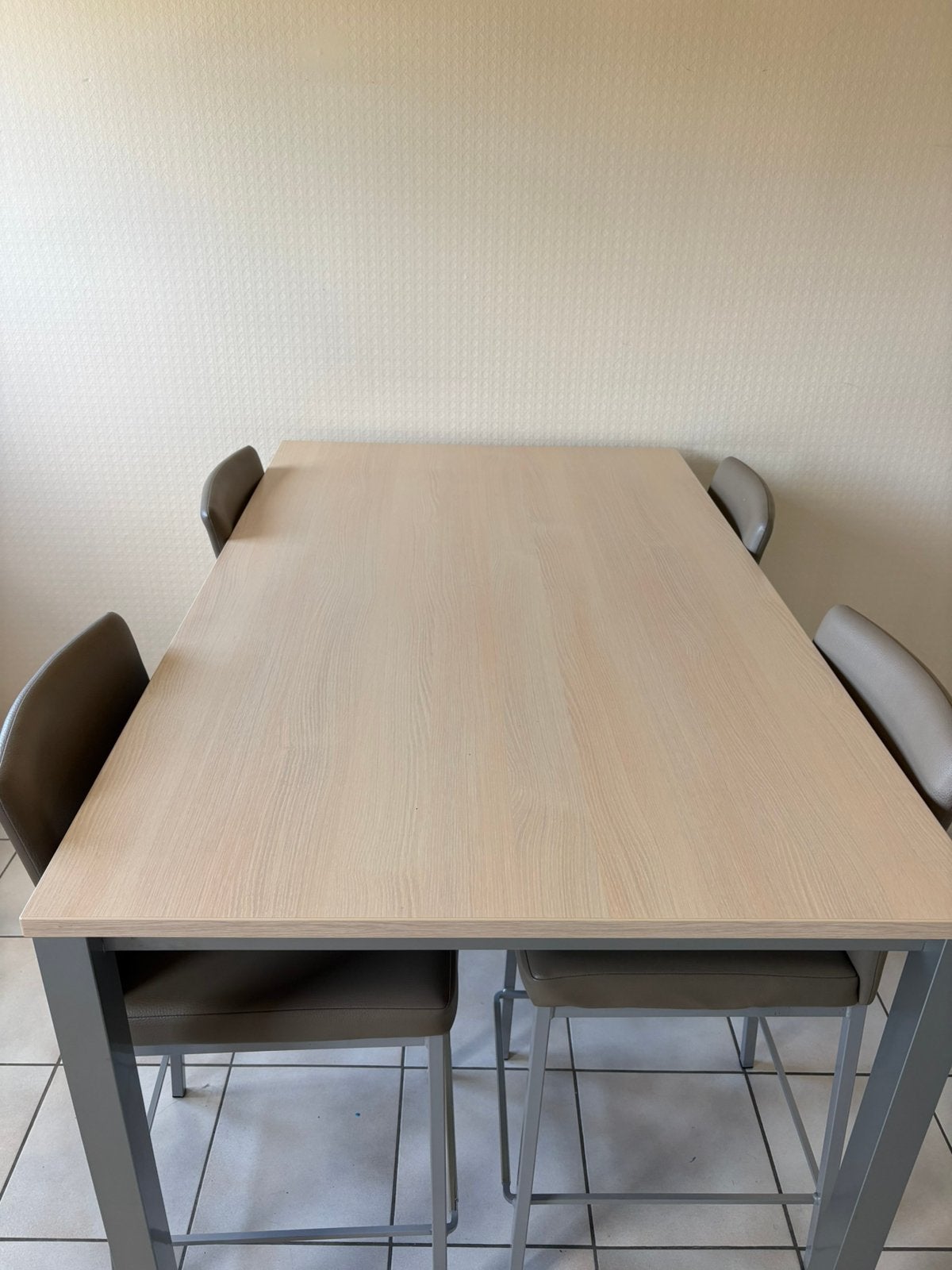 Eettafel + hoge stoelen, Ophalen, Zo goed als nieuw