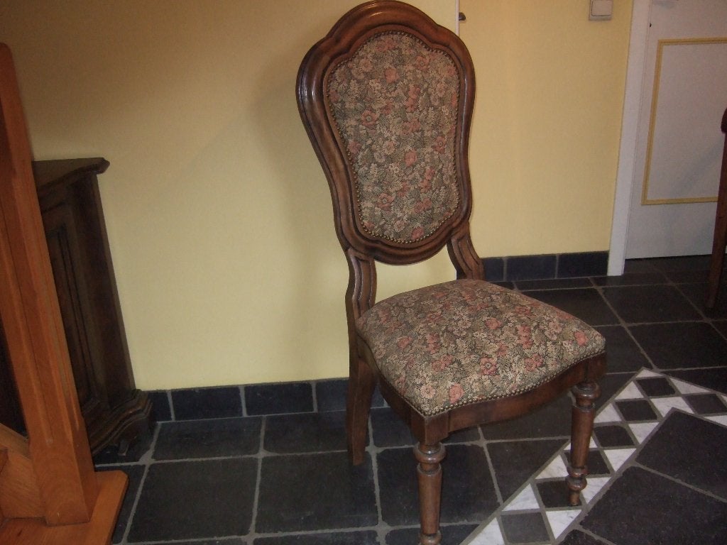 Chaise en noyer, Enlèvement