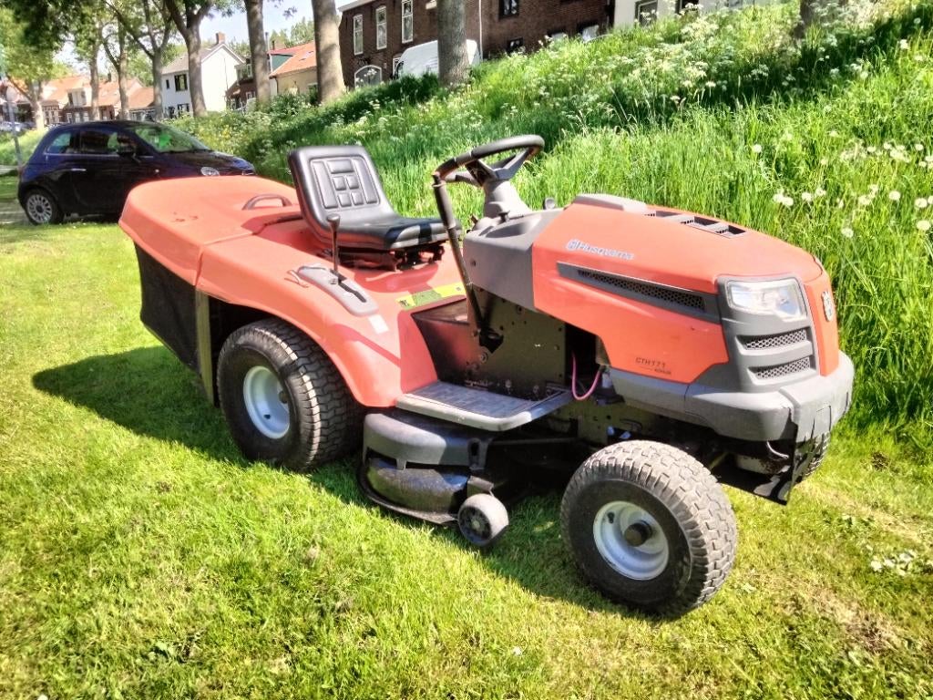 Te koop Husqvarna Zitmaaier mey nieuwe accu en stoel, Tuin en Terras, Ophalen, Gebruikt, Opvangbak, 90 tot 120 cm