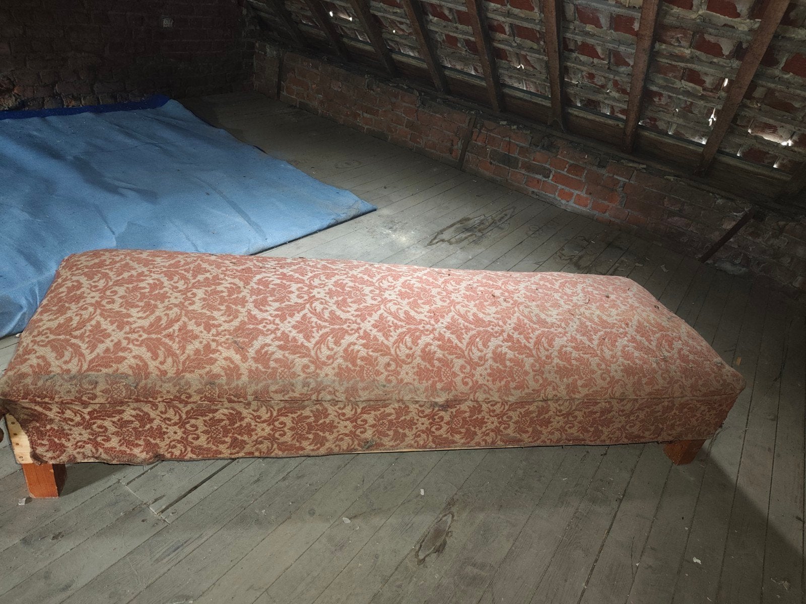 Ancien banc banquette recouvert de tapisserie bordeauxlourd, Antiquités & Art, Enlèvement