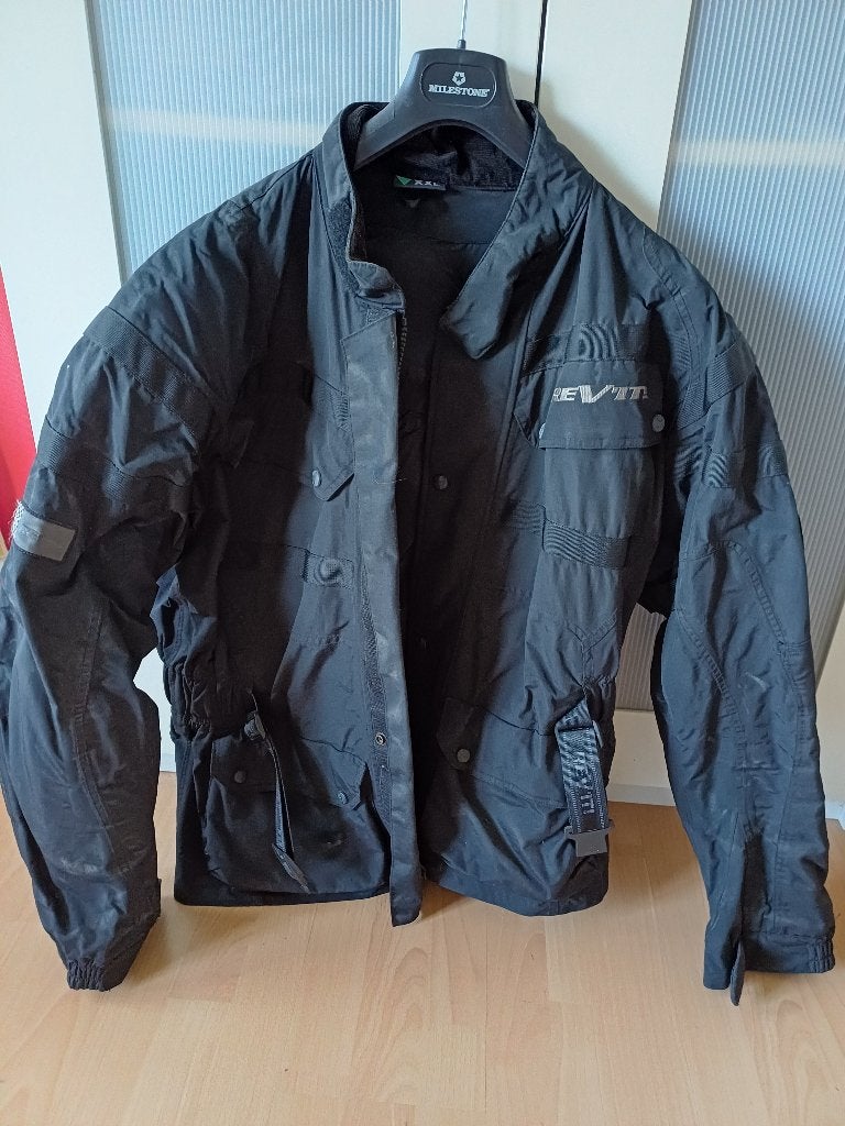 regen motovest, Ophalen, Gedragen