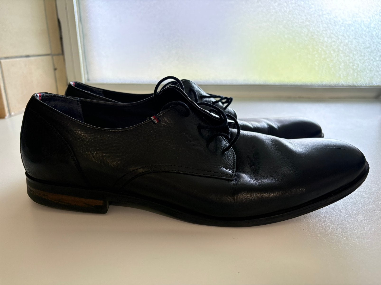 Chaussures homme Tommy Hilfiger en cuir noir – Taille 46, Sport en Fitness, Ophalen of Verzenden, Zo goed als nieuw, Schoenen