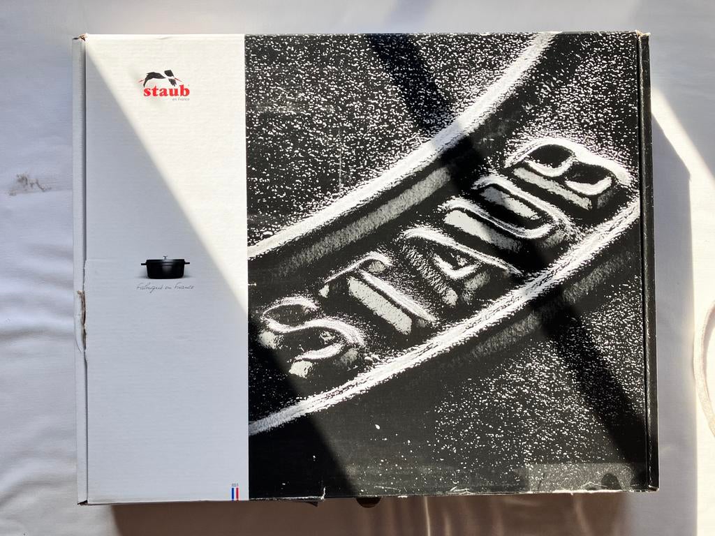 Poêle grill en fonte émaillée neuve Staub, Neuf, Enlèvement ou Envoi, Poêle à frire ou Sauteuse, Plaque céramique