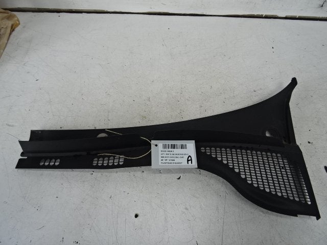 SIERLIJSTEN VOORRUIT Skoda Fabia III (NJ3) (01-2014/06-2021), Gebruikt, Voor, Mevr. I. Hauben, Skoda
