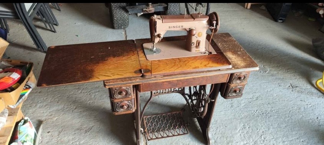 Machine à coudre Vintage Singer avec meubles en bois et esca, Antiquités & Art, Enlèvement