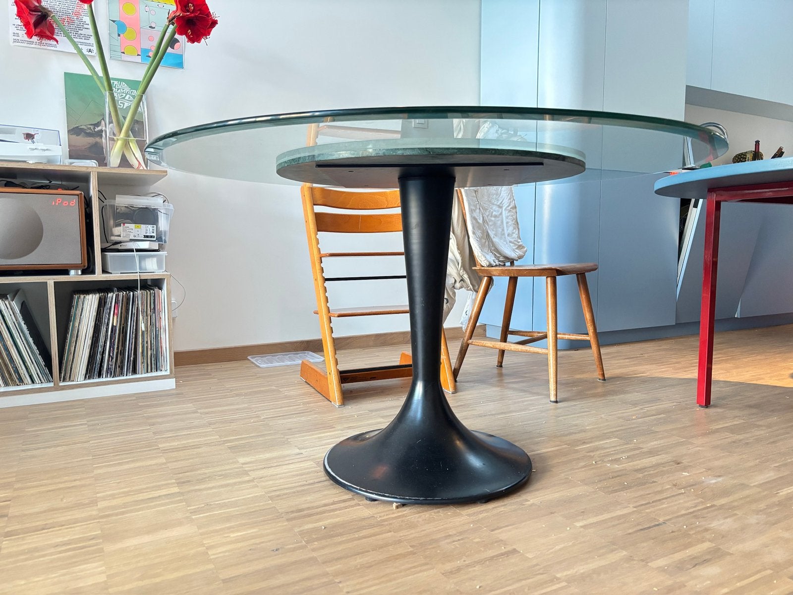 ronde glazen tafel met zwarte voet, Huis en Inrichting, Ophalen, Gebruikt, Rond, Met stalen zwarte voet en marmer onderblad