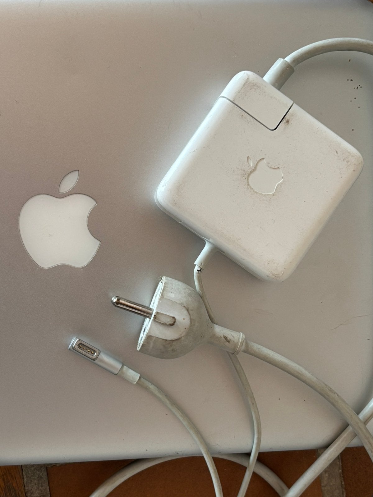 Zoek deze ouder oplader voor apple laptop. Nieuw afgevoerd., Computers en Software, Laptop-opladers, Ophalen, Zo goed als nieuw